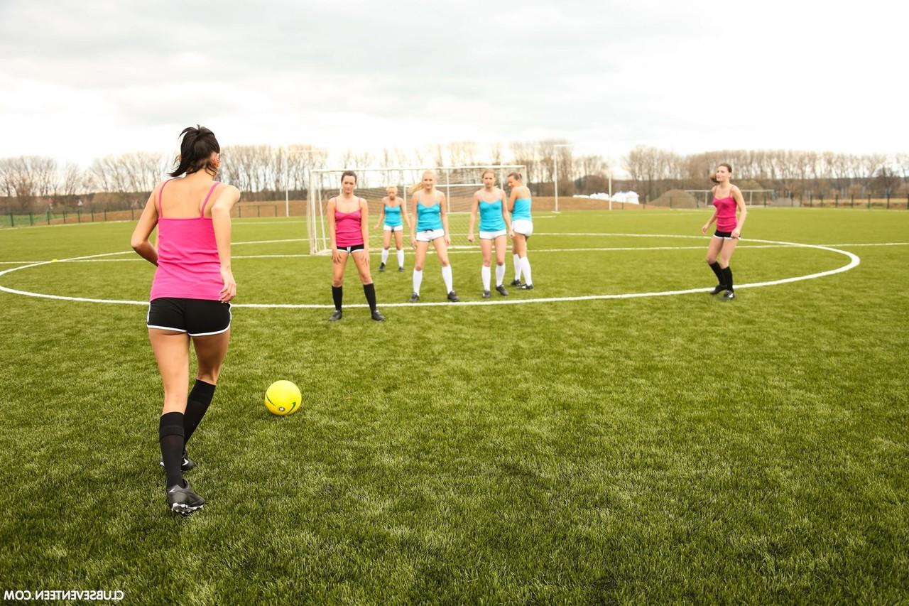 20P Time de futebol feminino adolescente tira a roupa em campo após o treino e posa nua