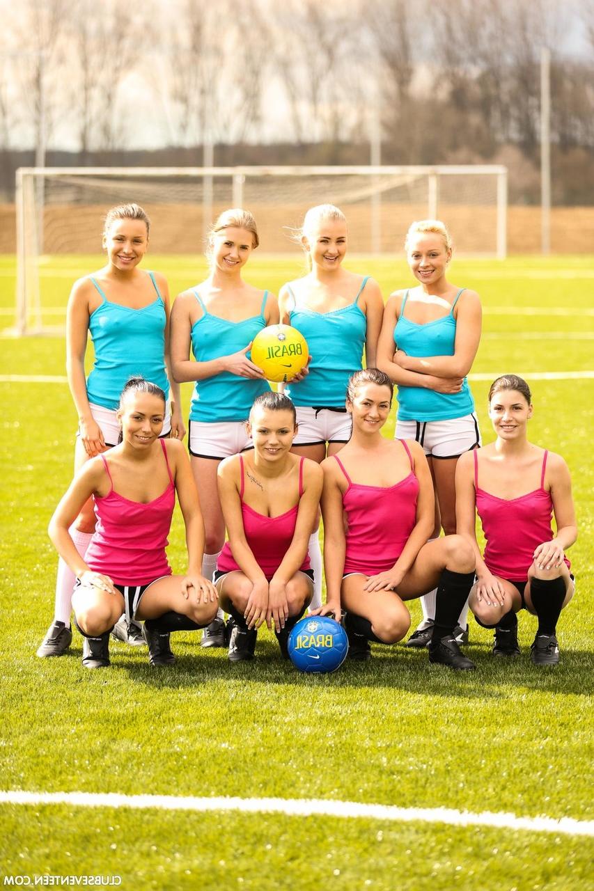 20P Time de futebol feminino adolescente tira a roupa em campo após o treino e posa nua