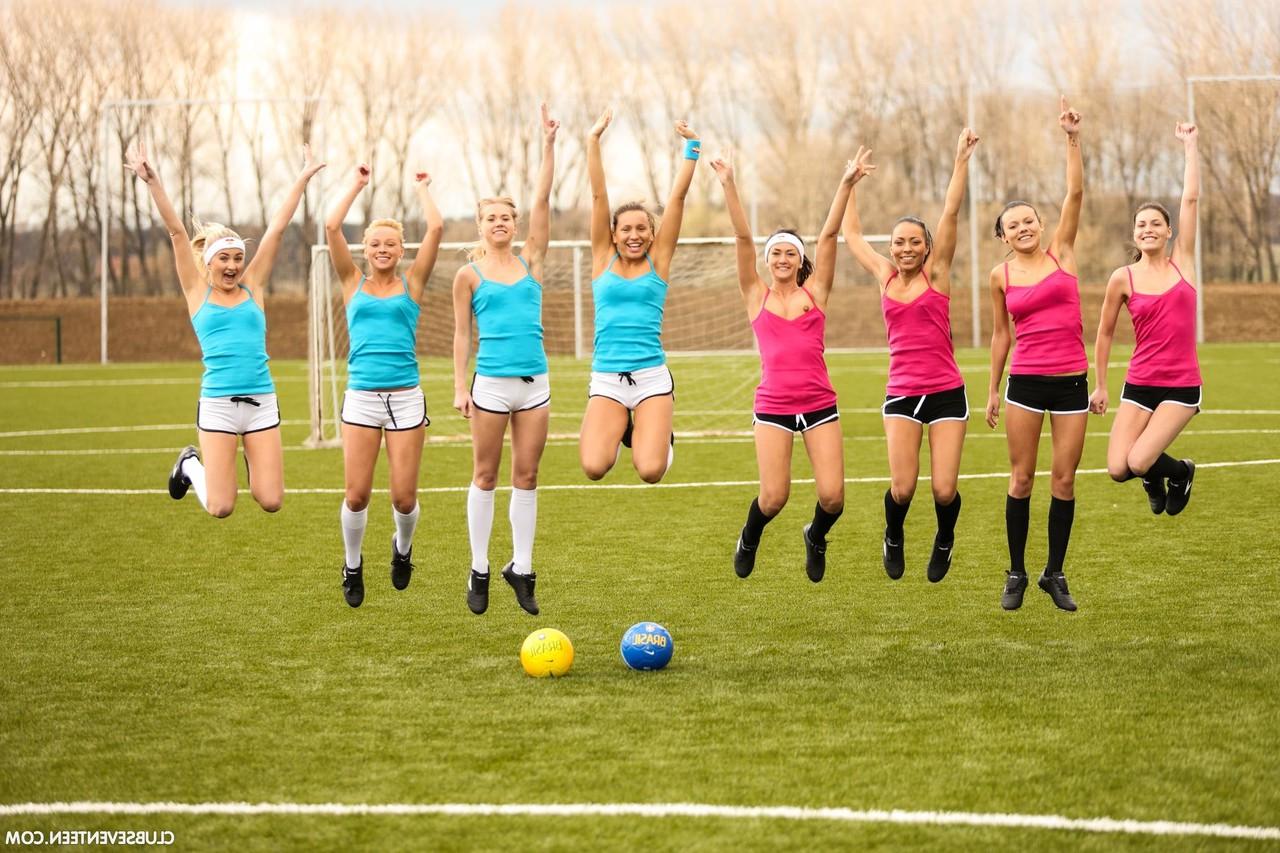 20P Time de futebol feminino adolescente tira a roupa em campo após o treino e posa nua