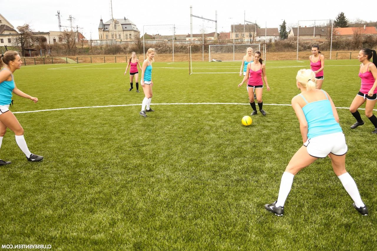 20P Time de futebol feminino adolescente tira a roupa em campo após o treino e posa nua