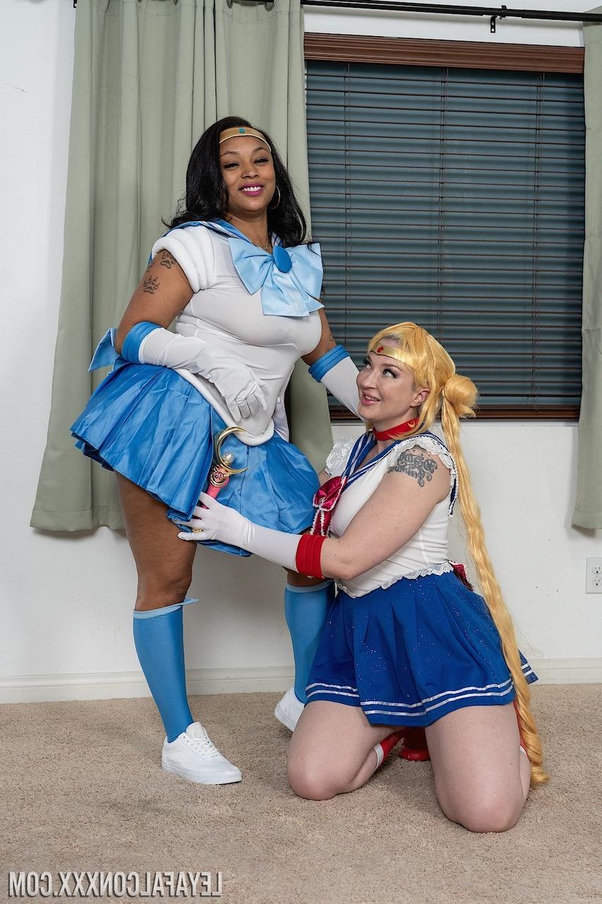 20P Las porristas Porsha Carrera y Leya Falcon se analizan con consoladores