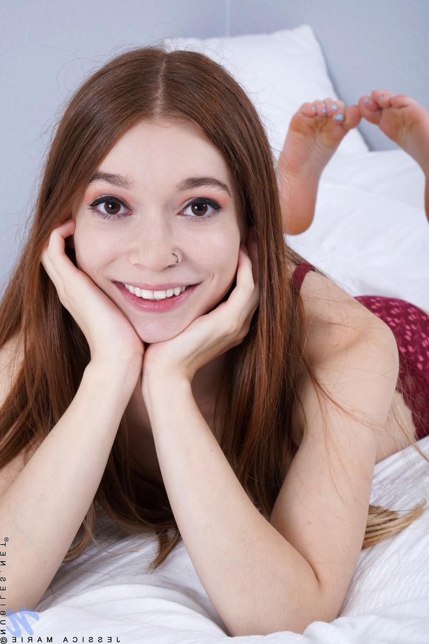 20P Das hübsche Babe Jessica Marie zeigt ihre leckere haarige Muschi auf ihrem Bett