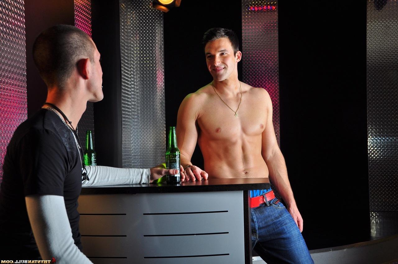 20P A stripper sexy Trystan Bull recebe um BJ depois de dar uma lapdance a Dylan Cross