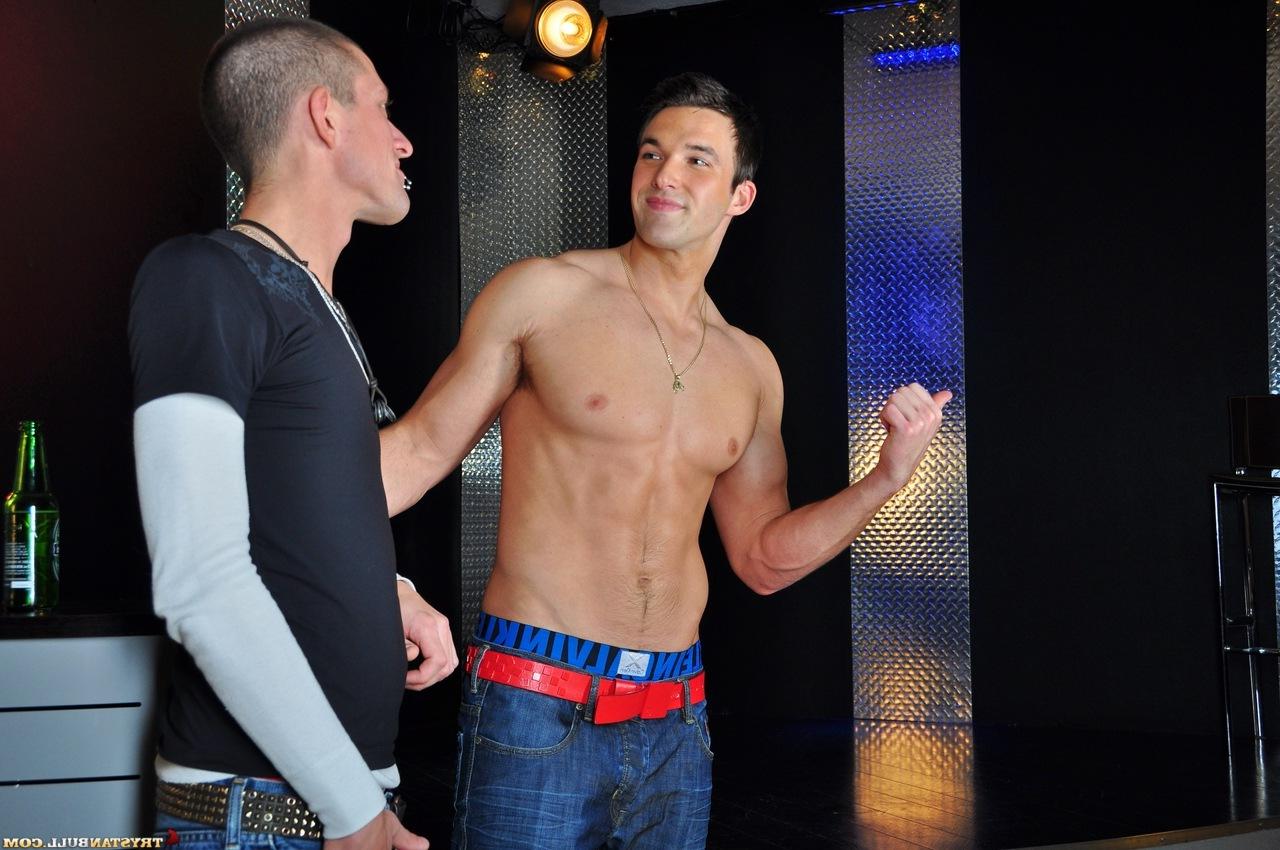 20P A stripper sexy Trystan Bull recebe um BJ depois de dar uma lapdance a Dylan Cross