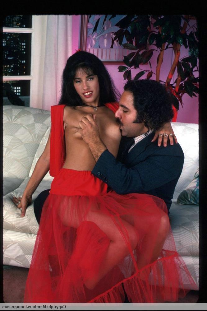 14P MILF india tiene sexo en un sofá y en la cama con estrellas porno masculinas