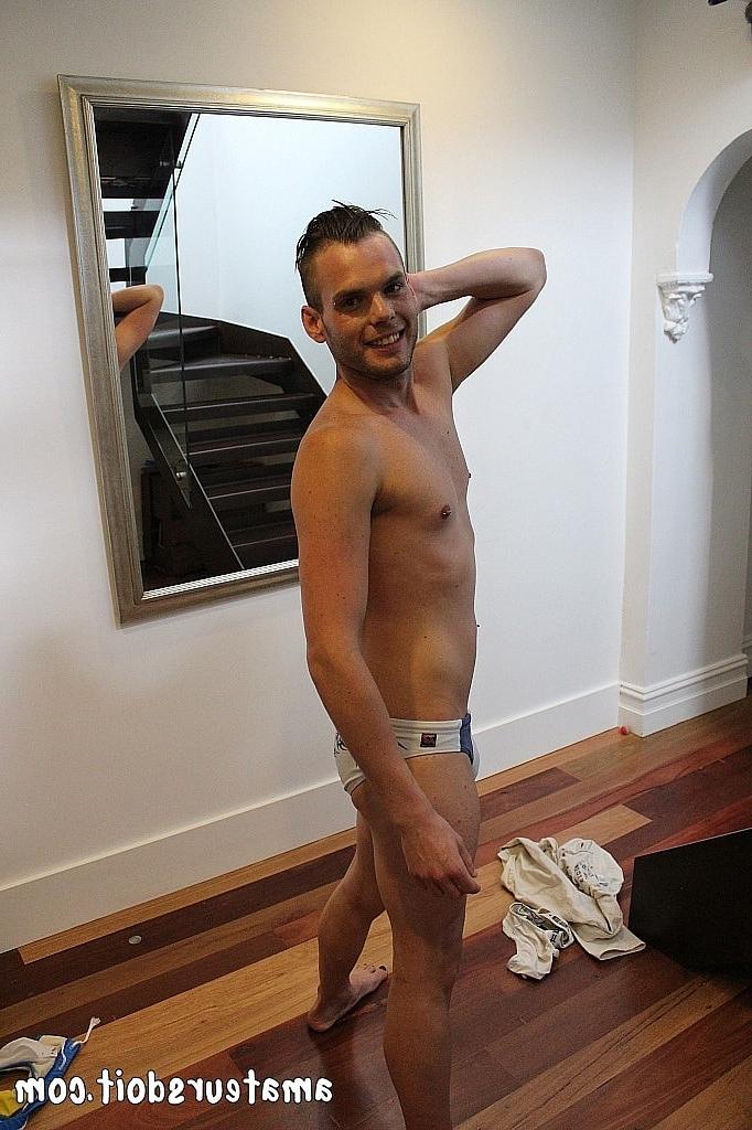 20P O garanhão amador Cooper Leigh mostra seu corpo atlético e seu pau sugável