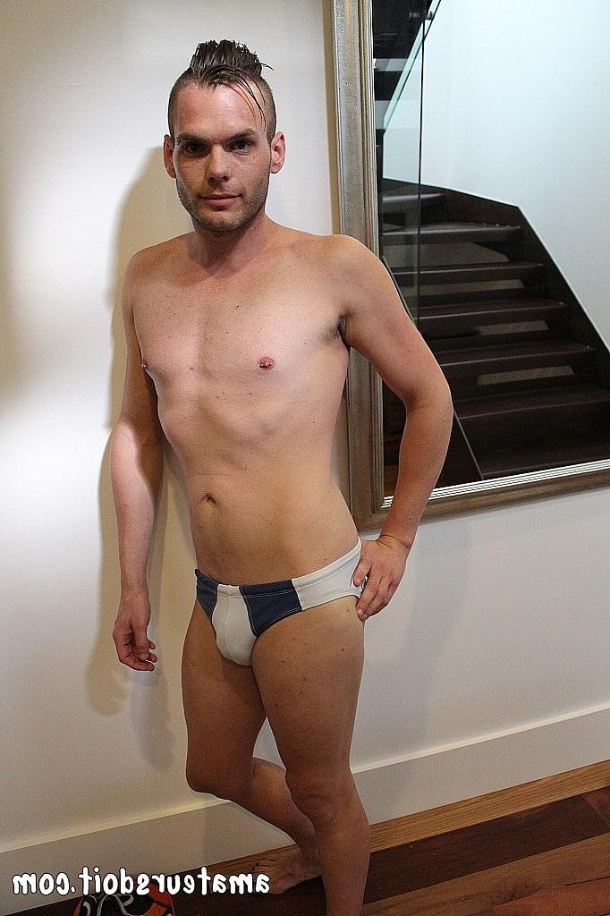 20P O garanhão amador Cooper Leigh mostra seu corpo atlético e seu pau sugável