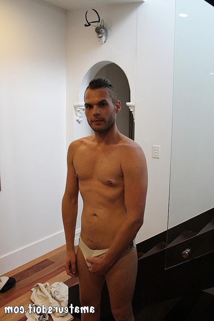 20P O garanhão amador Cooper Leigh mostra seu corpo atlético e seu pau sugável