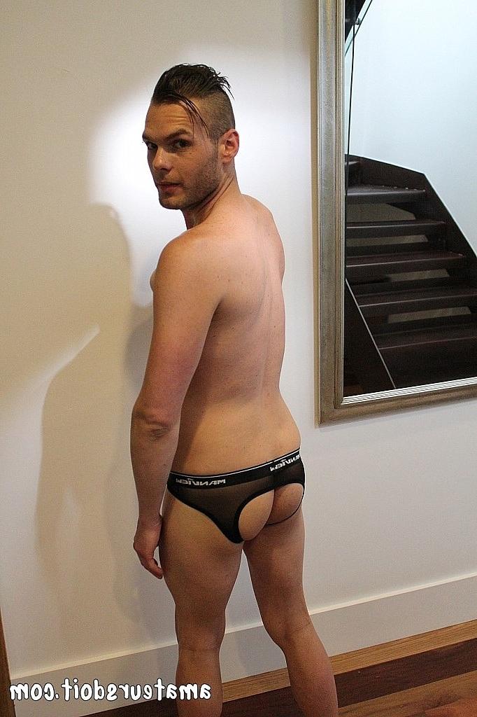20P O garanhão amador Cooper Leigh mostra seu corpo atlético e seu pau sugável