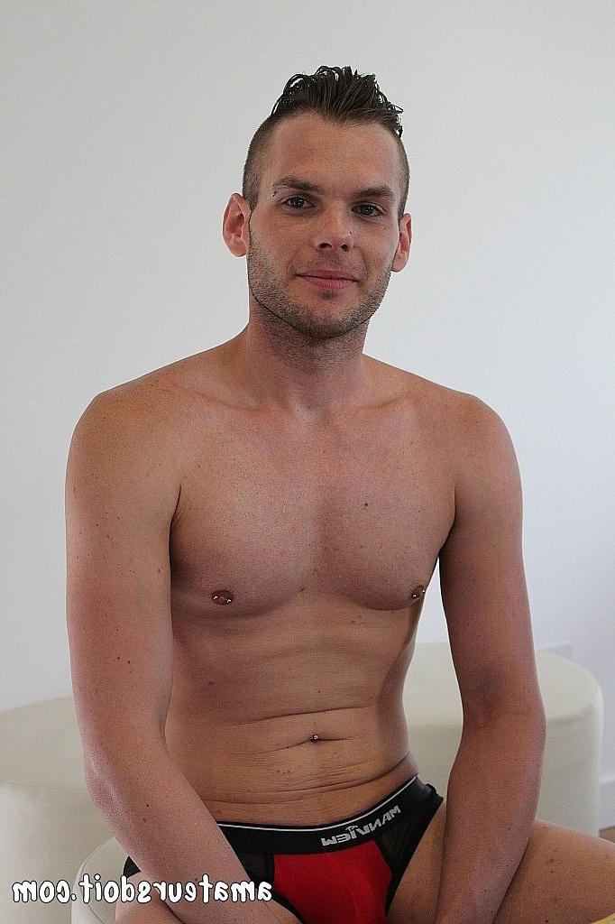 20P O garanhão amador Cooper Leigh mostra seu corpo atlético e seu pau sugável