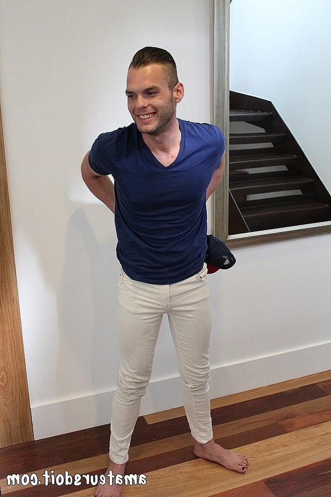 20P O garanhão amador Cooper Leigh mostra seu corpo atlético e seu pau sugável