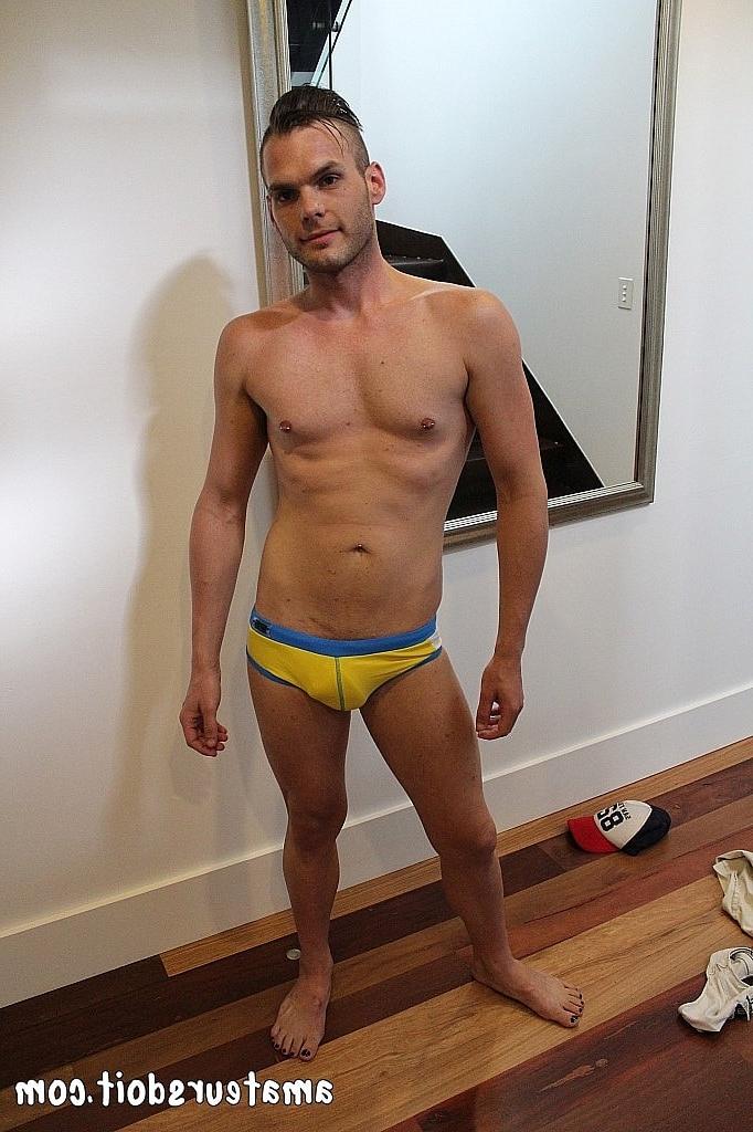 20P O garanhão amador Cooper Leigh mostra seu corpo atlético e seu pau sugável