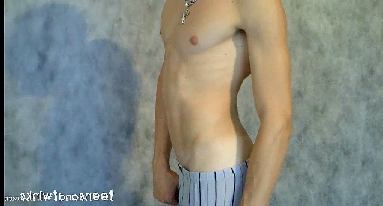 20P Raven, étudiant gay, enlève ses vêtements et se branle dans un doux solo