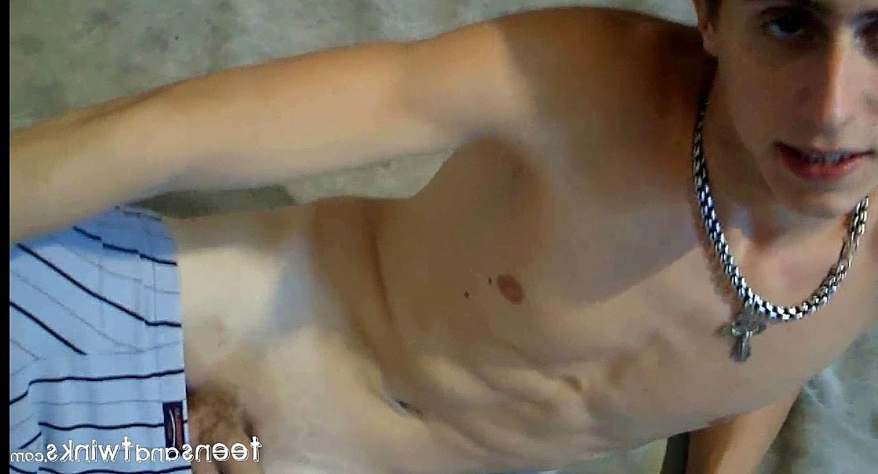 20P Raven, étudiant gay, enlève ses vêtements et se branle dans un doux solo