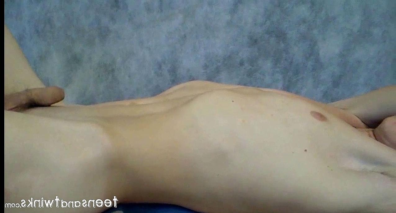 20P Raven, étudiant gay, enlève ses vêtements et se branle dans un doux solo
