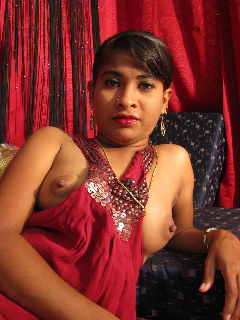 16P MILF indiana com cabelo curto mostra sua buceta aberta durante ação solo