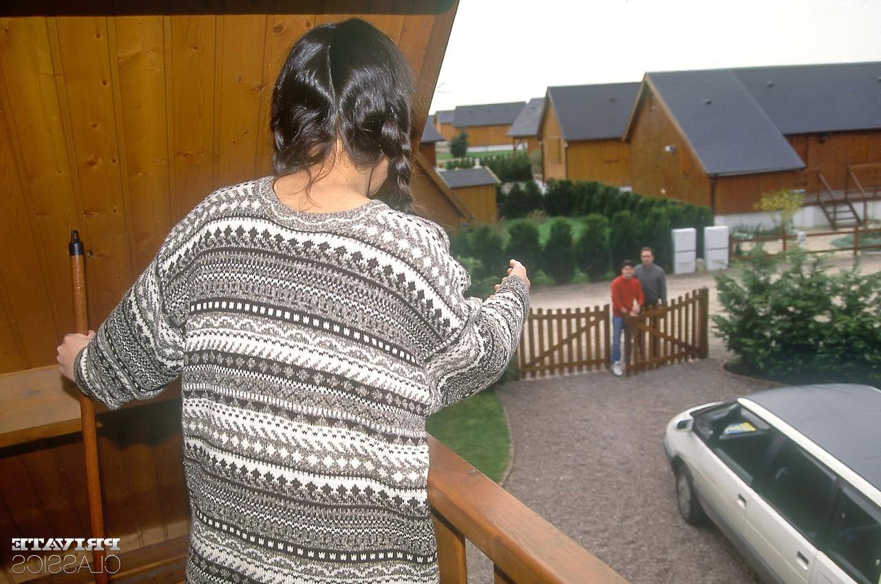12P A garota morena Dalila usa tranças no cabelo durante um DP hardcore
