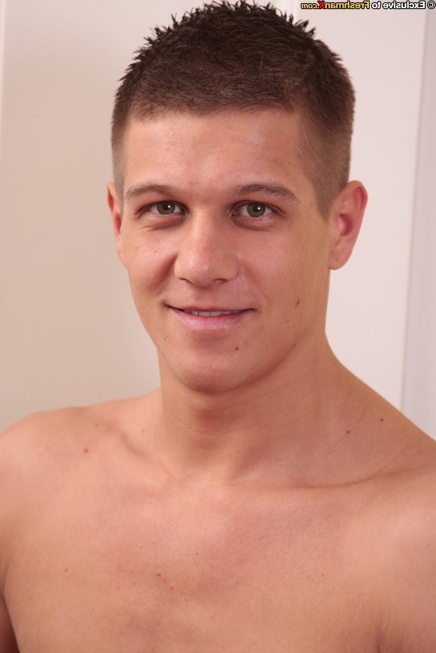 20P O lindo garoto gay caucasiano James agarra seu pau duro e se masturba