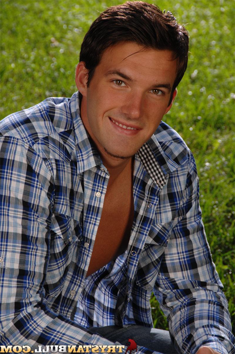 20P O lindo moreno gay Trsytan Bull tira a roupa ao ar livre e mostra seu corpo gostoso e pau