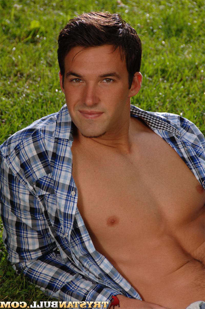 20P O lindo moreno gay Trsytan Bull tira a roupa ao ar livre e mostra seu corpo gostoso e pau