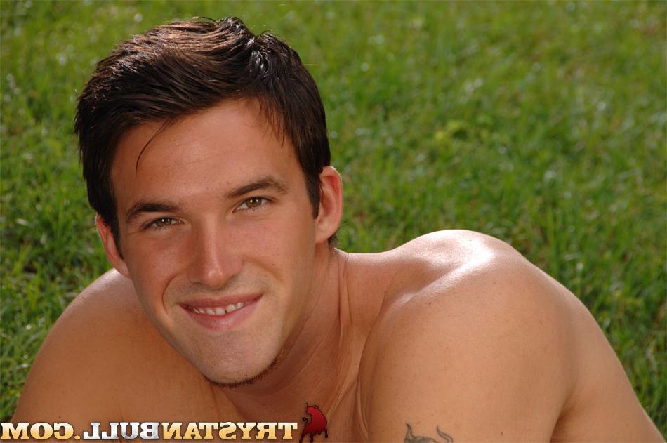 20P O lindo moreno gay Trsytan Bull tira a roupa ao ar livre e mostra seu corpo gostoso e pau
