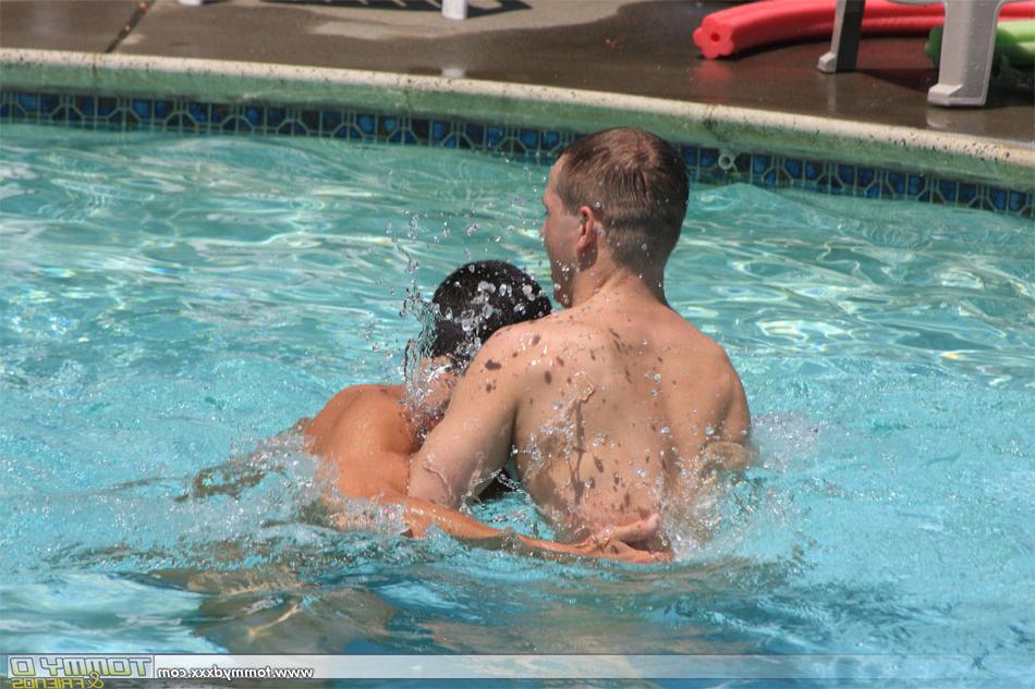 20P O baixinho loiro Tommy D dando ao alto Peter Black um BJ alucinante na piscina