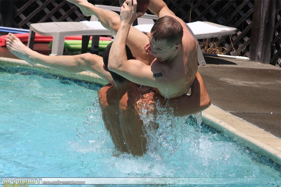 20P O baixinho loiro Tommy D dando ao alto Peter Black um BJ alucinante na piscina