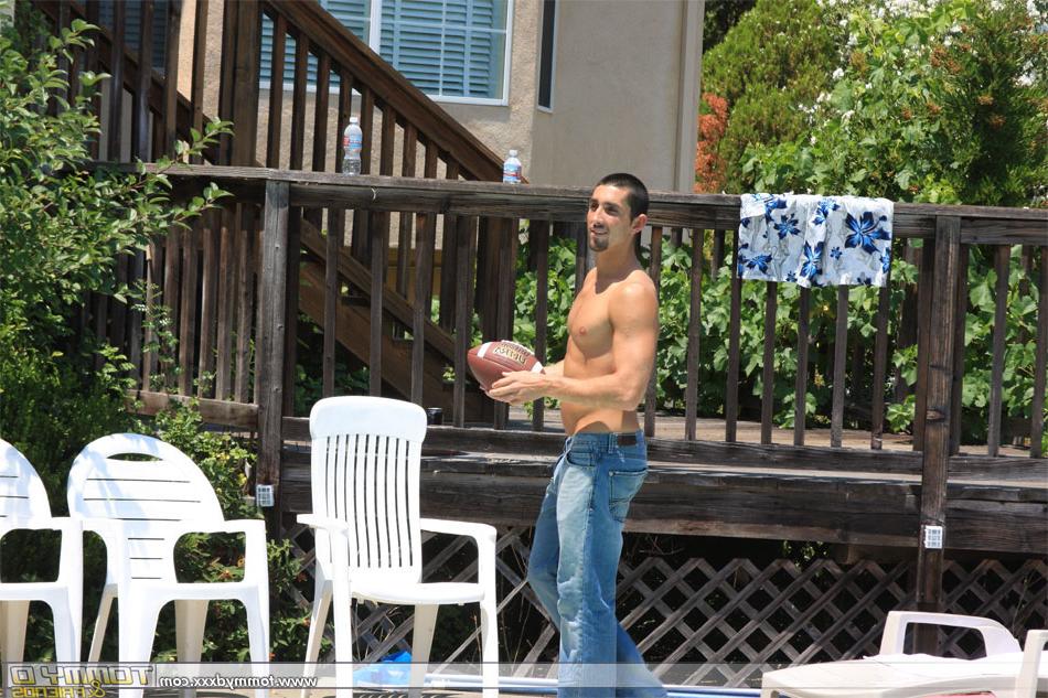 20P O baixinho loiro Tommy D dando ao alto Peter Black um BJ alucinante na piscina