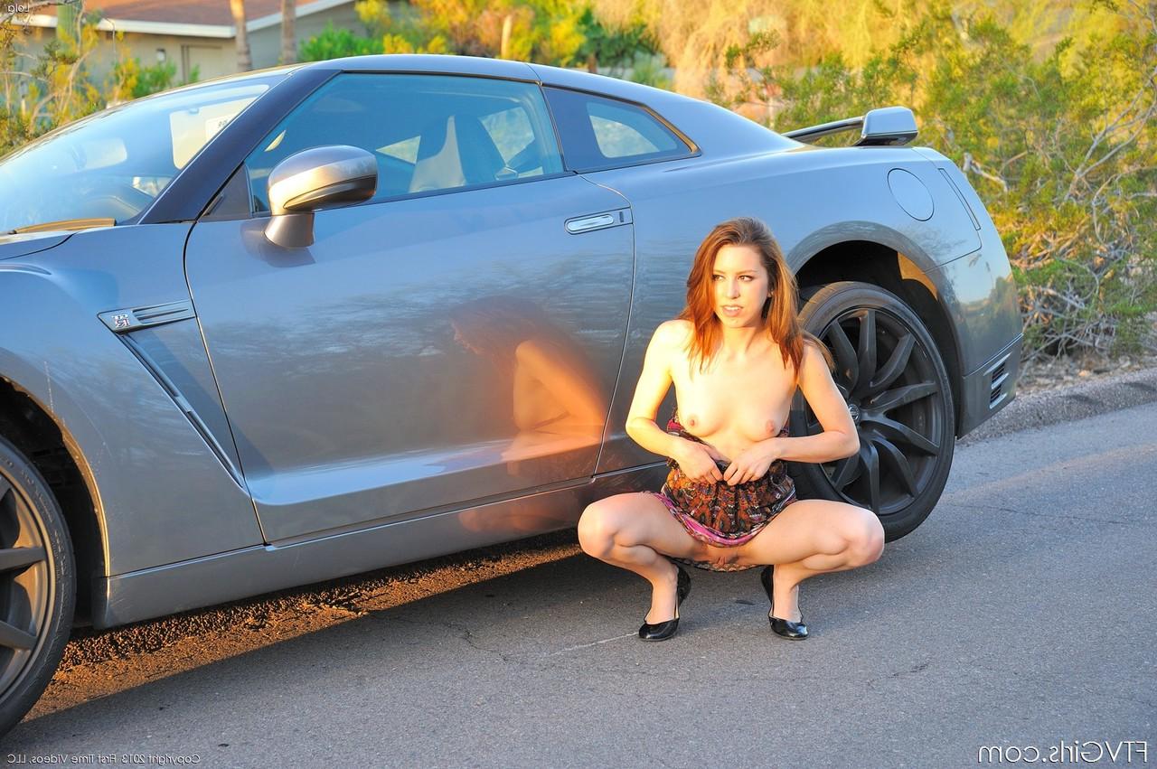 20P A jovem amadora Lola expõe sua vulva e posa ao lado de um carro antes de brincar