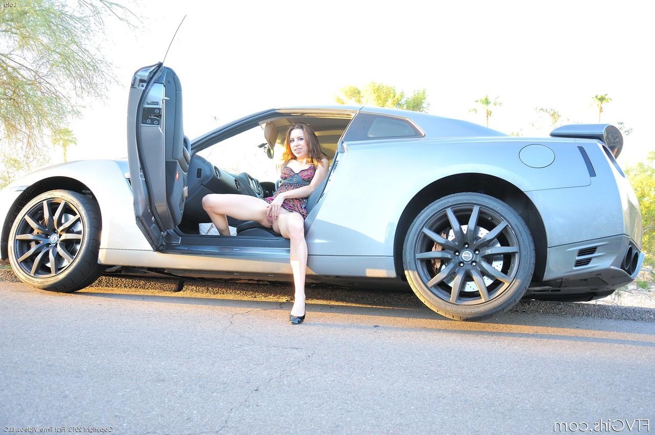 20P A jovem amadora Lola expõe sua vulva e posa ao lado de um carro antes de brincar