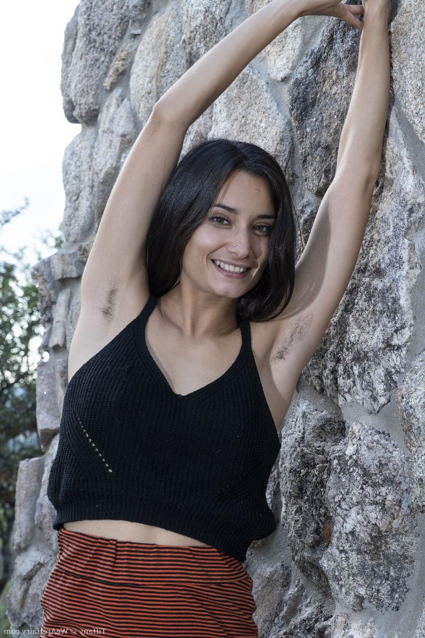 20P A morena amadora Tiffany tira leite dos peitos e mostra sua boceta peluda