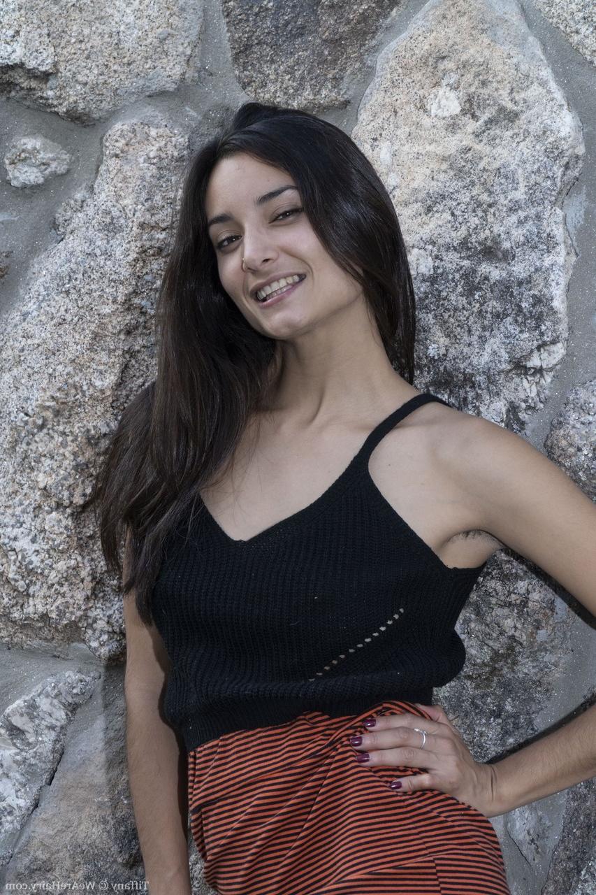 20P A morena amadora Tiffany tira leite dos peitos e mostra sua boceta peluda