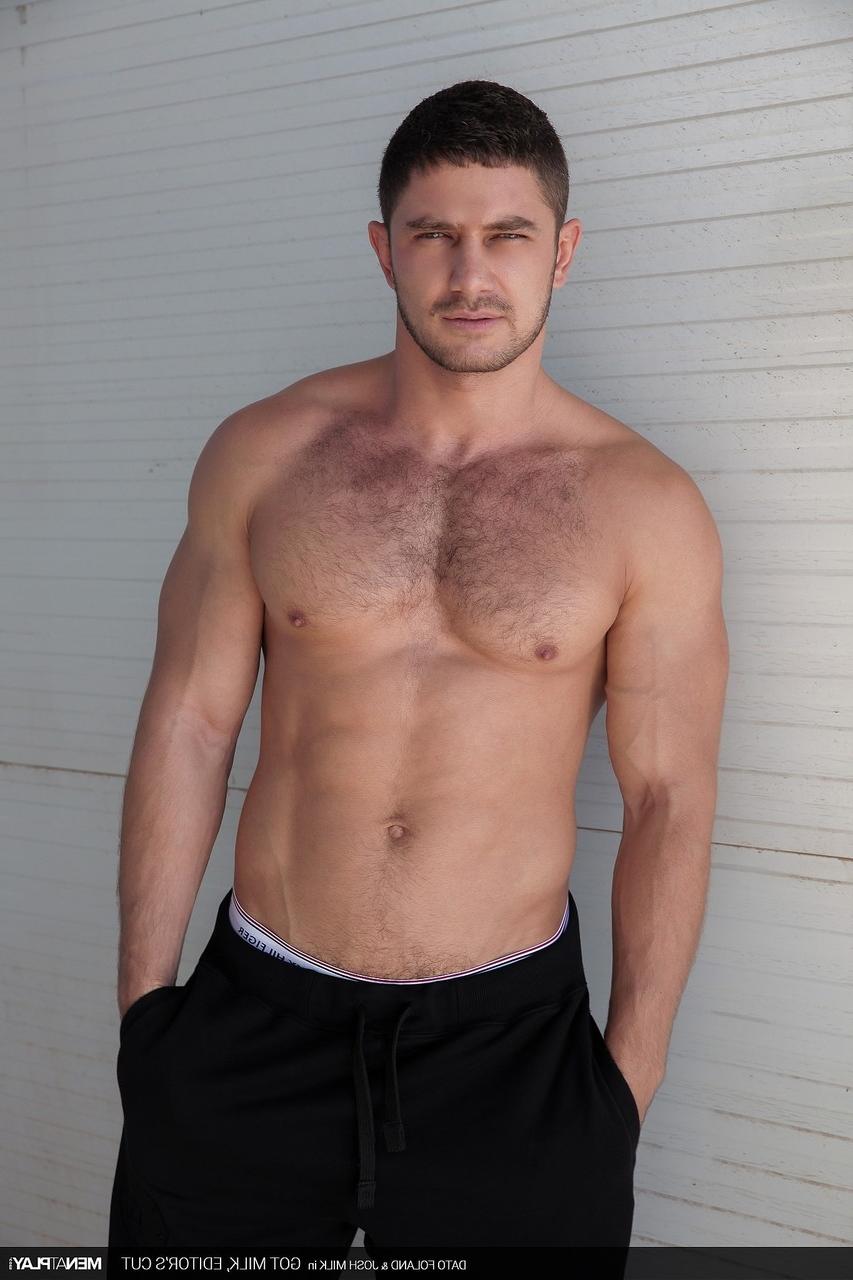 20P El musculoso gay Dato Foland analiza un pasivo caliente después de besarlo