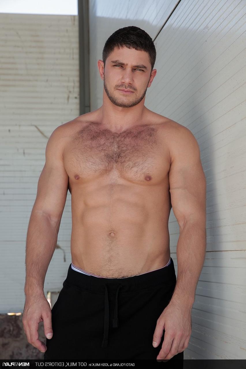 20P El musculoso gay Dato Foland analiza un pasivo caliente después de besarlo