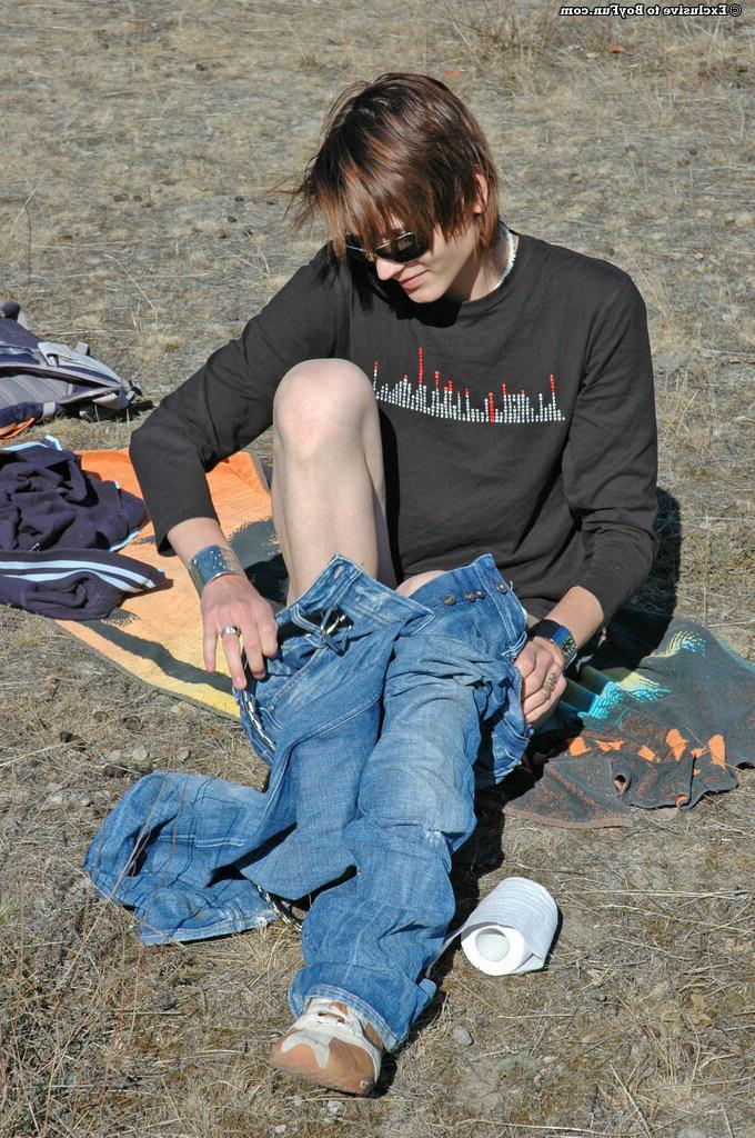 20P Twink magro Trent 3 fica nu e mostra seu pau ereto de perto ao ar livre