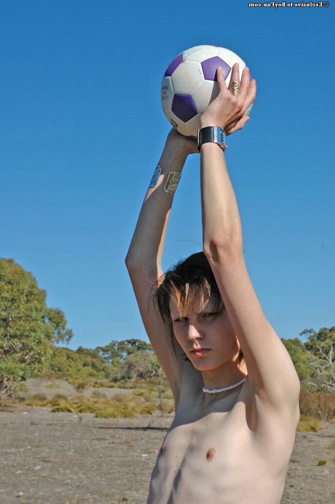 20P Twink magro Trent 3 fica nu e mostra seu pau ereto de perto ao ar livre