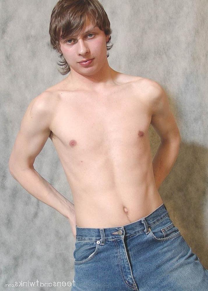 20P El adorable jovencito Livy se quita la camisa y los vaqueros y se masturba en la silla