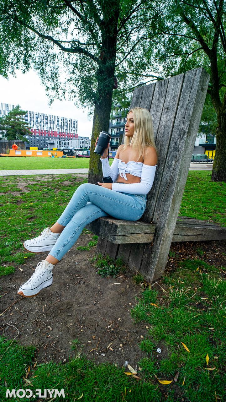 20P La MILF Rhiannon Ryder es follada y facializada por un hombre que acaba de conocer en el parque