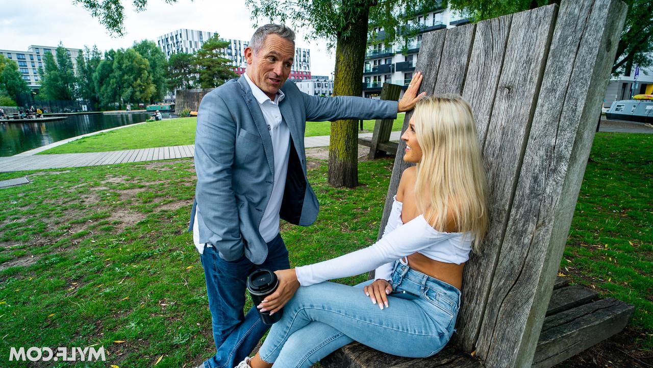 20P La MILF Rhiannon Ryder es follada y facializada por un hombre que acaba de conocer en el parque