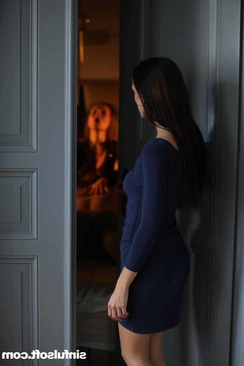 20P La MILF Tina Kay apprend à la jeune Nicole Love à baiser dans un plan à trois romantique.