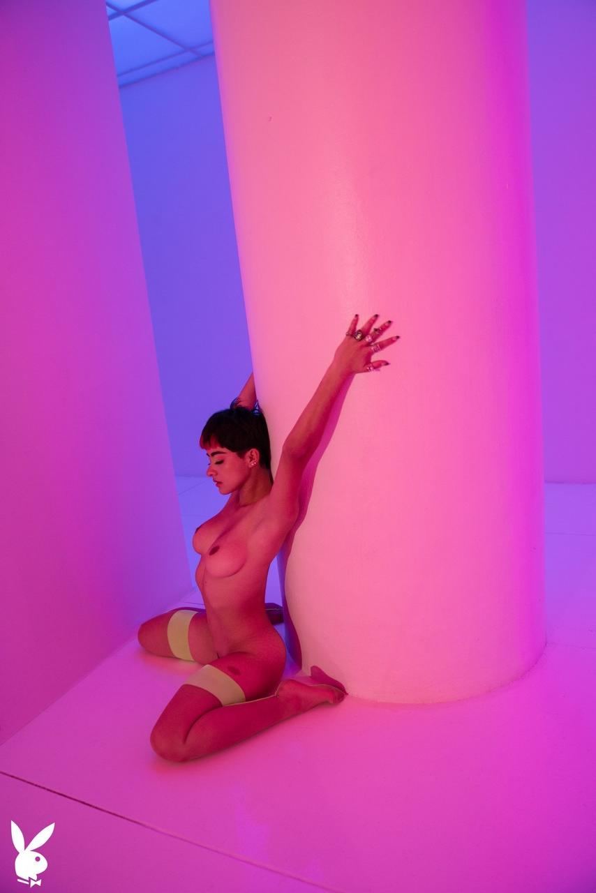 20P Nena muy sexy con un traje fluorescente mia Valentine muestra su fabuloso cuerpo