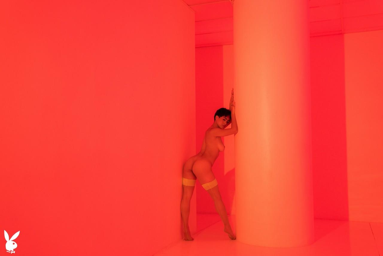 20P Nena muy sexy con un traje fluorescente mia Valentine muestra su fabuloso cuerpo