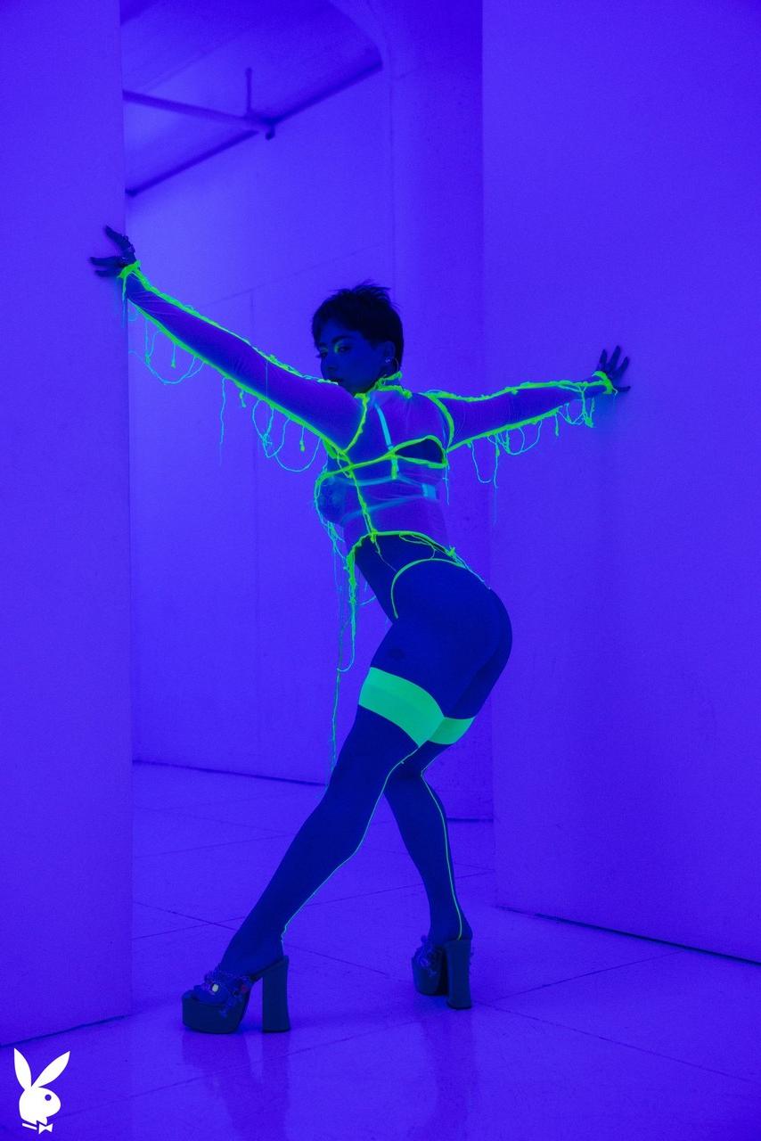 20P Nena muy sexy con un traje fluorescente mia Valentine muestra su fabuloso cuerpo