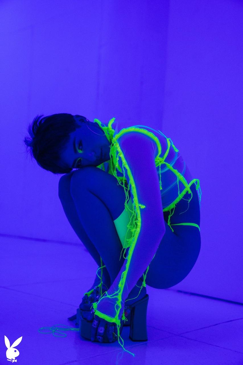 20P Nena muy sexy con un traje fluorescente mia Valentine muestra su fabuloso cuerpo