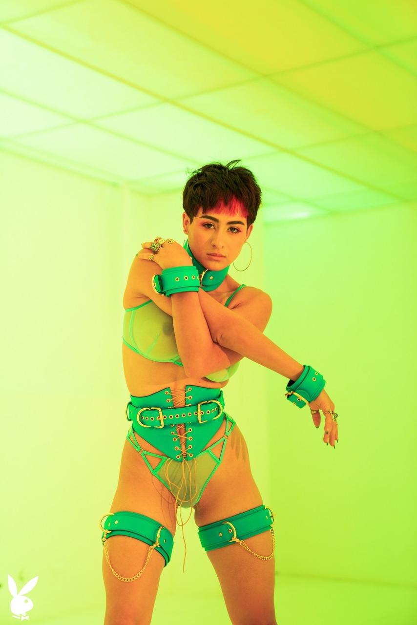 20P Nena muy sexy con un traje fluorescente mia Valentine muestra su fabuloso cuerpo