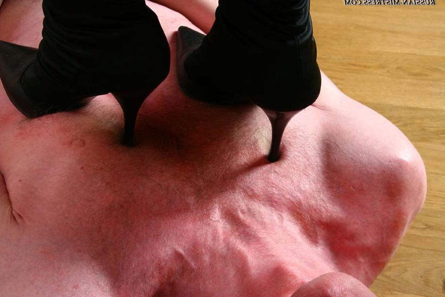 16P Amante rusa pisotea a un sumiso con y sin botas