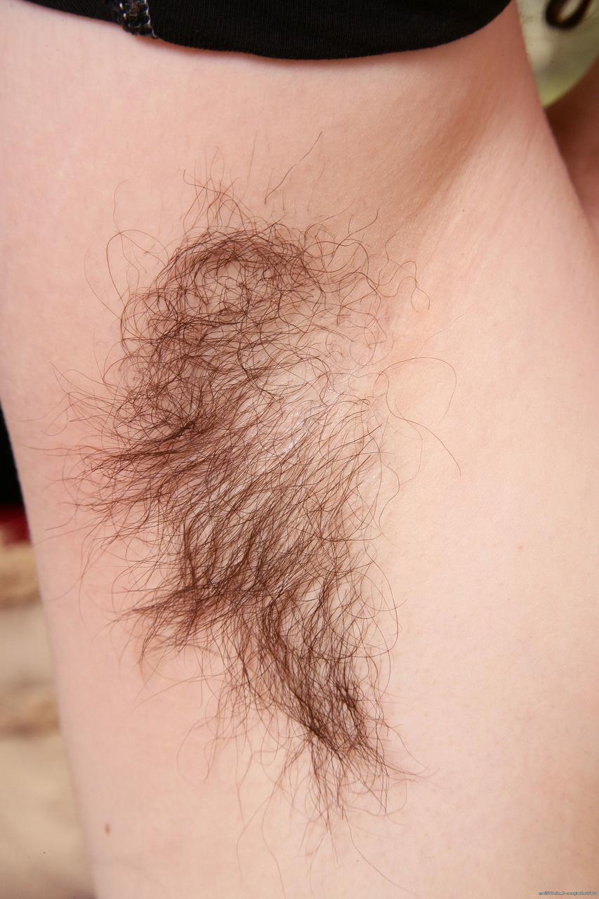 20P La joven Bianca se desnuda después de su clase de yoga y muestra sus enormes curvas y su coño peludo