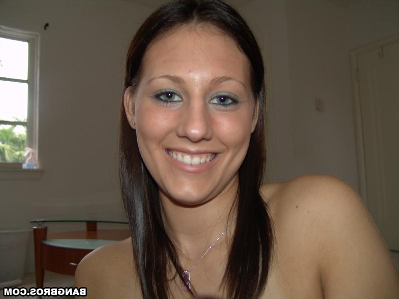 20P A latina amadora brincalhona Renee dando um titjob desleixado e uma punheta no POV