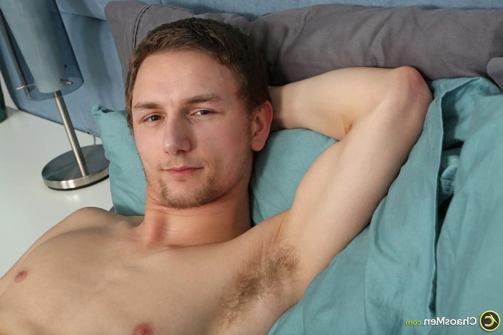 20P El joven gay Cypher muestra su gran polla y abre su culo peludo