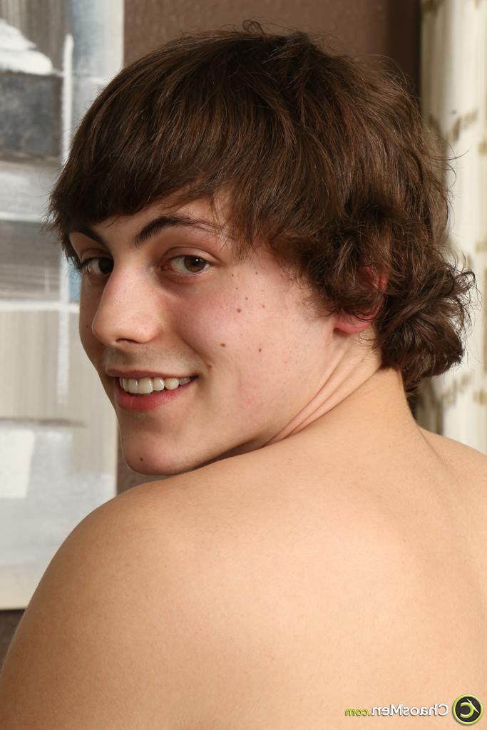 20P El lindo chico emo gay Asher King se desnuda y muestra su dura polla peluda